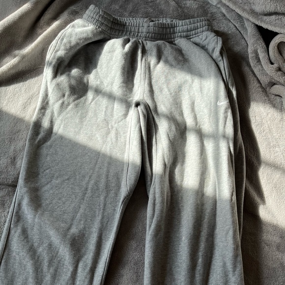 Nike Sweatpants - Picture 2 of 2
